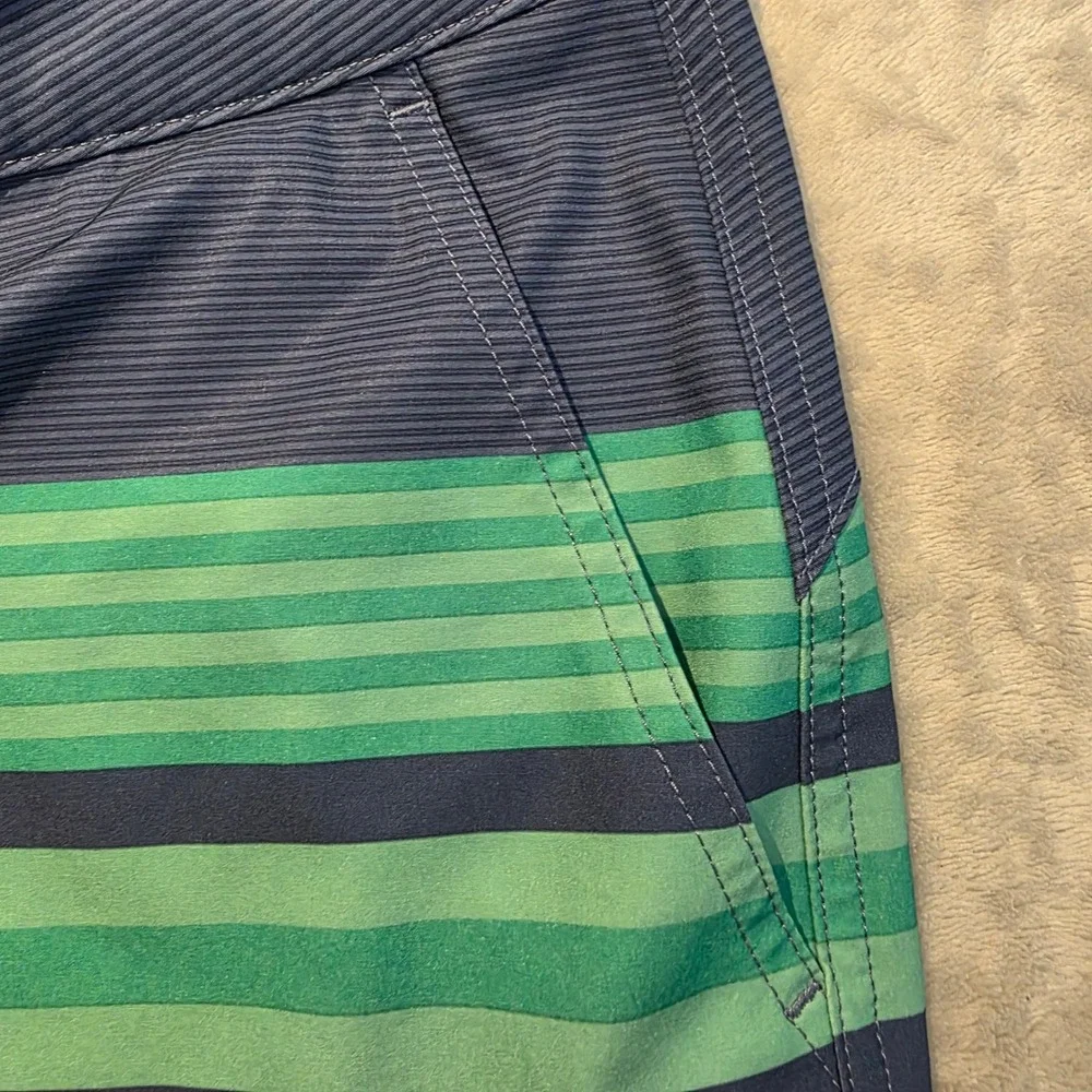Vineyard Vines Mens Performance Board Shorts Size 40 SWIM Trunks Green Striped‎